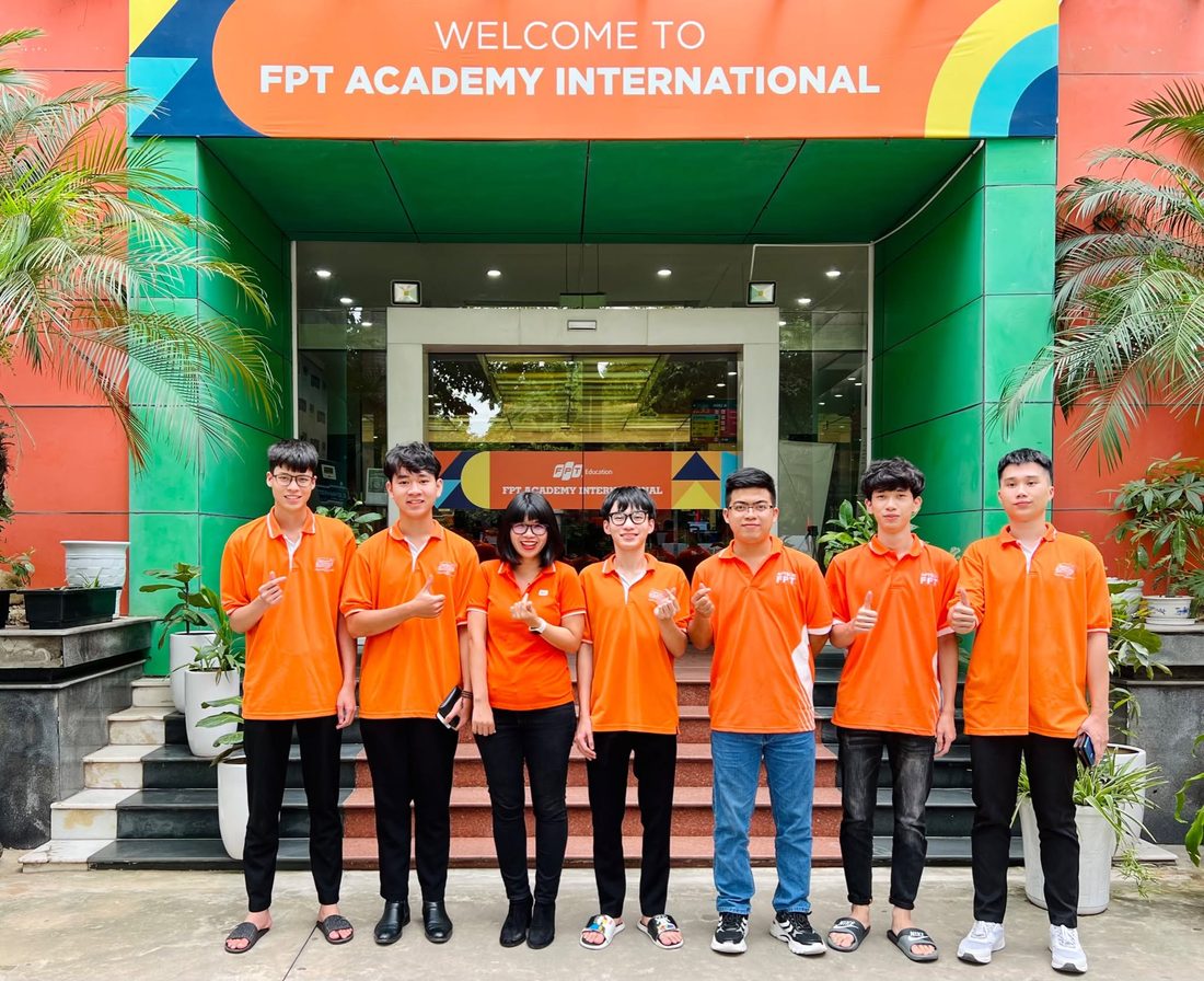 Học trò cùng Cô Thi tại FPT Academy International